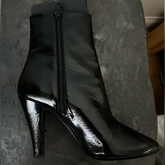 Saint Laurent ankle leather boots, worn only 1 time with original dust bags. - Picture 4 of 8